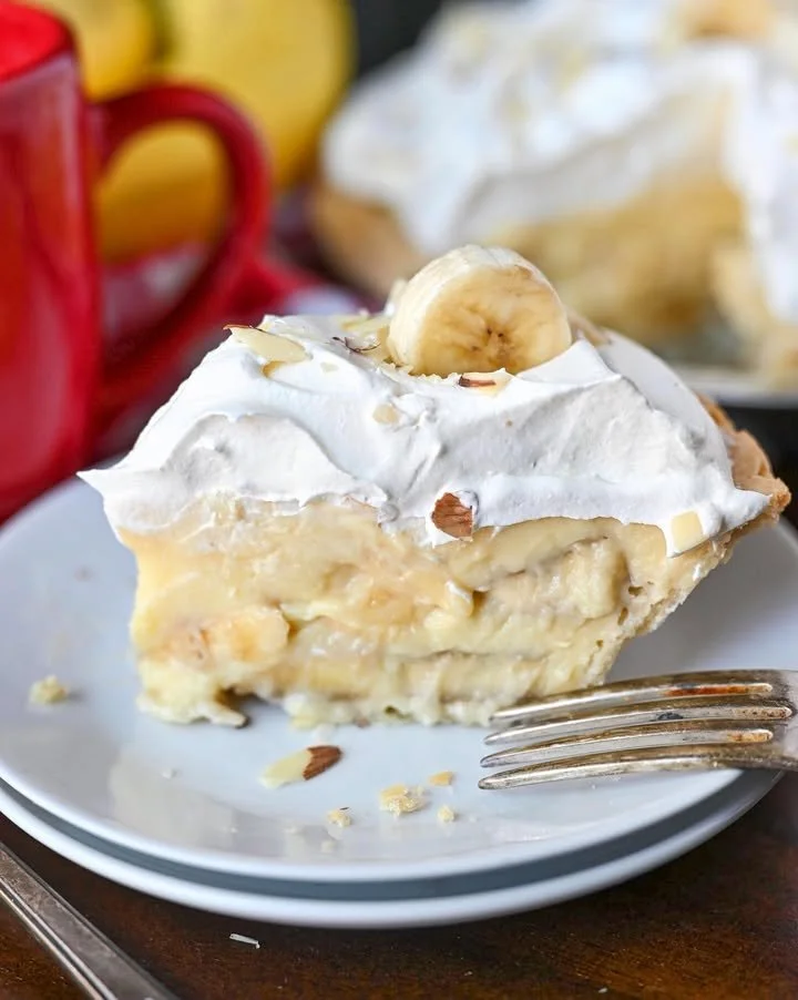 Delicious banana cream pie with fresh bananas and cream topping