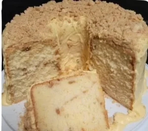 Delicious Banana Pudding Bundt Cake topped with creamy pudding and bananas.