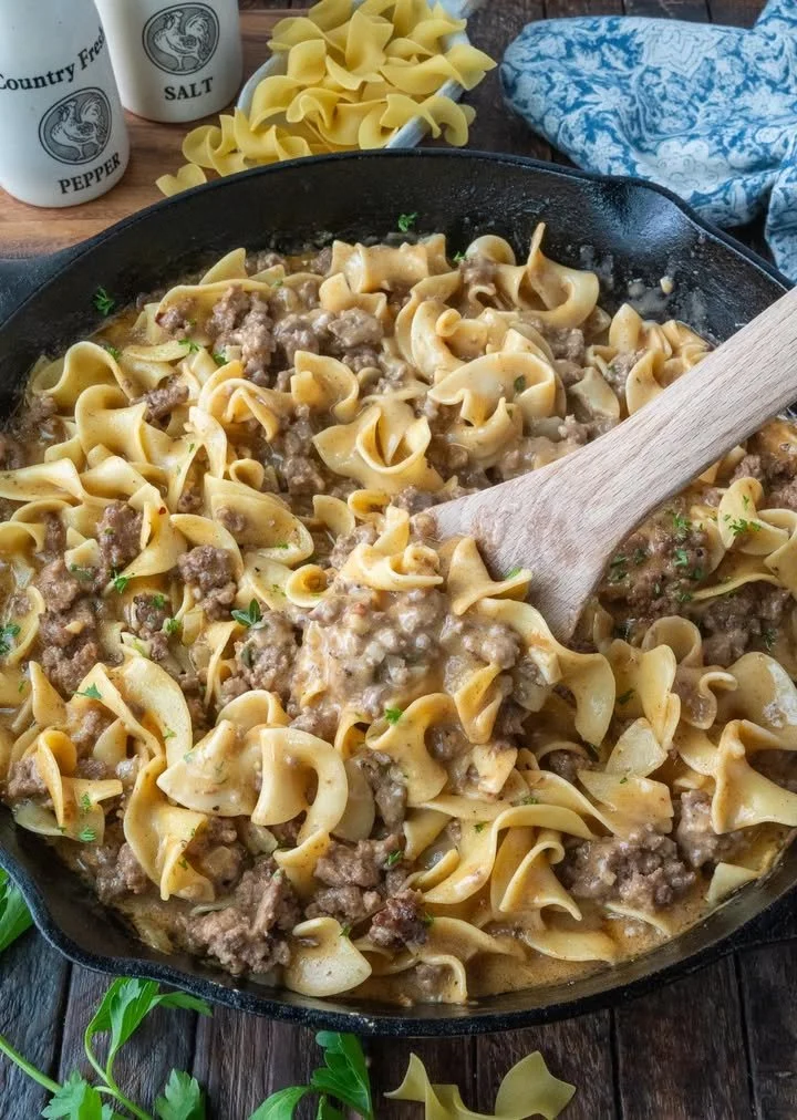 Delicious plate of beef and noodles with fresh vegetables