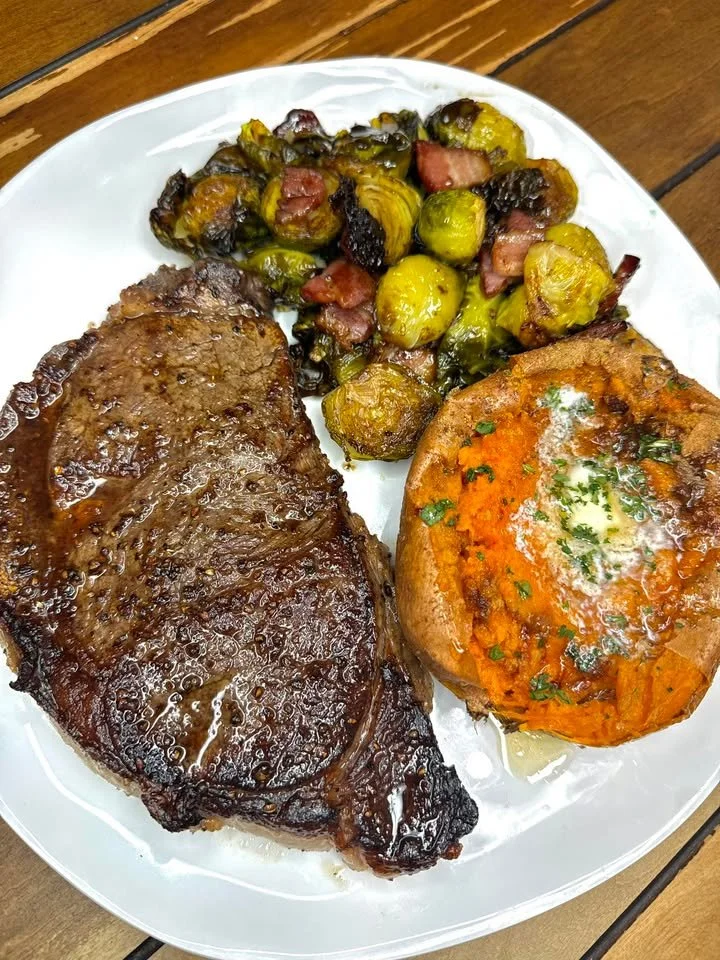 Ribeye avec des choux de Bruxelles au balsamique de miel et une patate douce au four