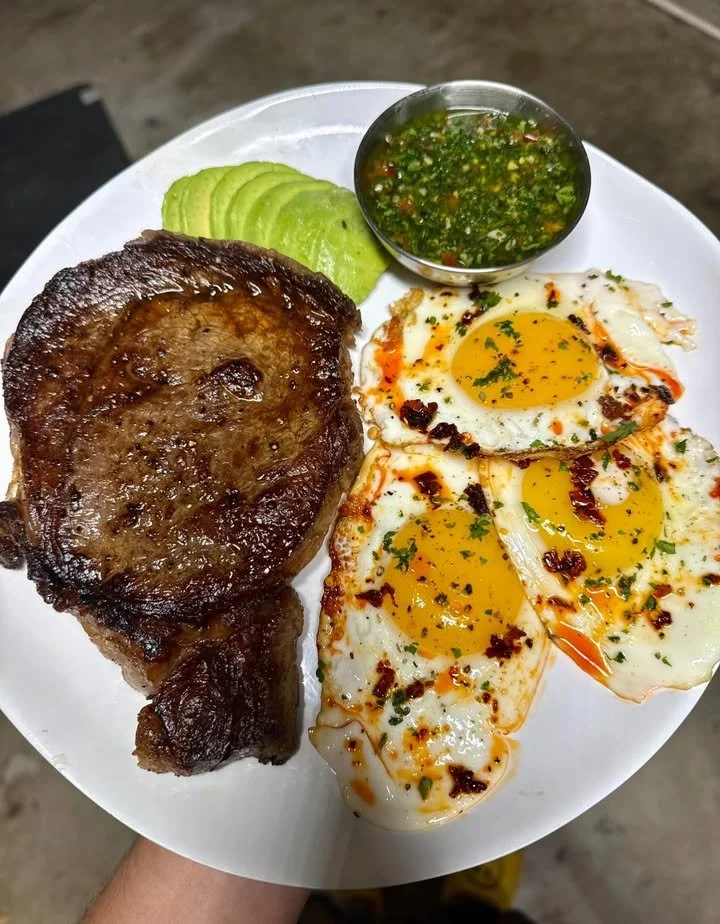 Ribeye con Huevos Fritos, Aceite de Chile, Aguacate, y Chimichurri