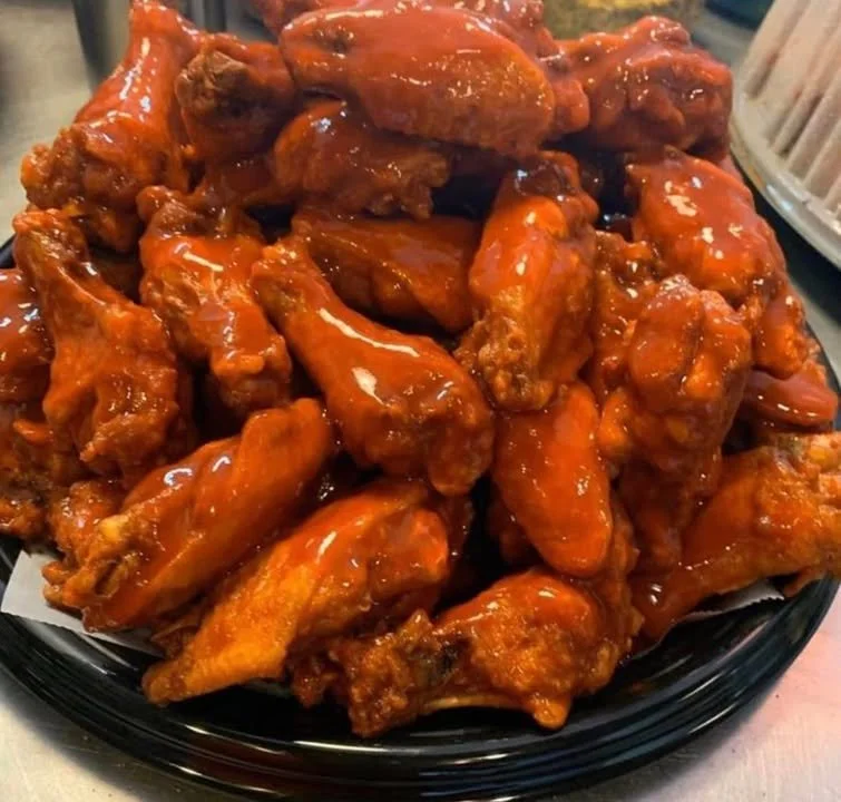 Chicken wings served with margaritas for a perfect meal pairing